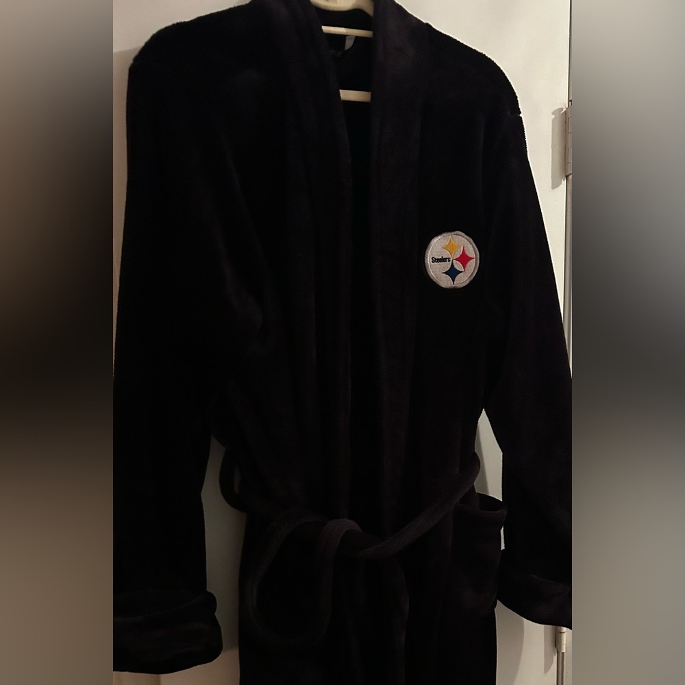 NFL Pittsburgh Steelers L/XL black plush robe w/embroidered logo. By Northwest